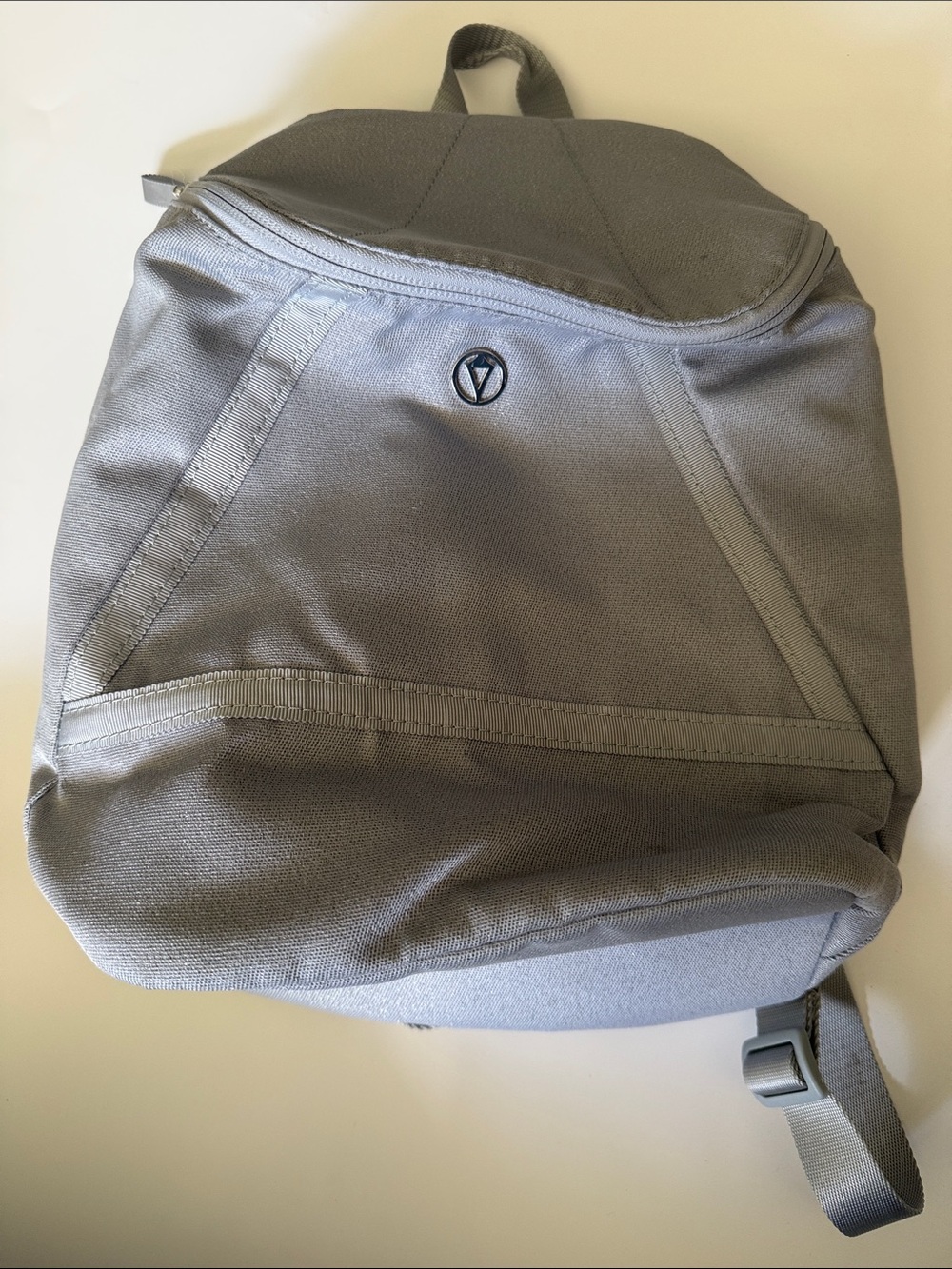 Ivivva sz Small Light Gray Backpack Casual Daypack athletic good pre owned cond